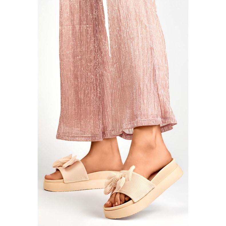 Zapatillas de mujer beige con lazo sobre suela gruesa. 2