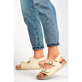 Sandalias cómodas de mujer beige con cierre de velcro. 3