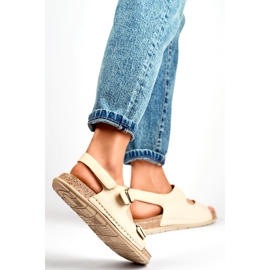 Sandalias cómodas de mujer beige con cierre de velcro. 2