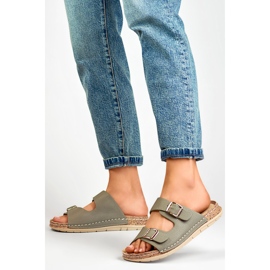 Cómodas chanclas de mujer grises con dos hebillas y plantilla de piel. 3