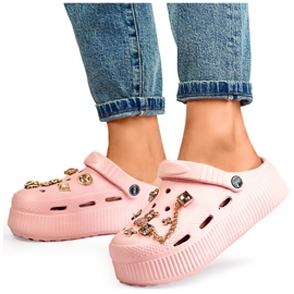 Chanclas rosas con suela gruesa y adornos. rosado 3