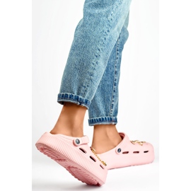 Chanclas rosas con suela gruesa y adornos. rosado 4