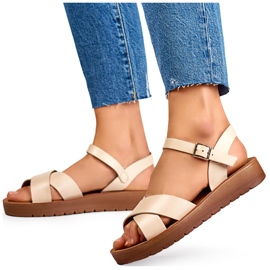 Sandalias planas de mujer beige fabricadas en piel ecológica. 4