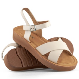 Sandalias planas de mujer beige fabricadas en piel ecológica. 1