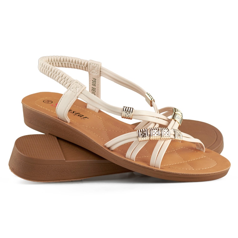 Sandalias de mujer beige con decoración dorada. 1