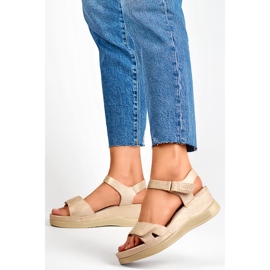 Sandalias de mujer beige con ajuste de velcro. 3