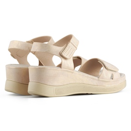 Sandalias de mujer beige con ajuste de velcro. 1 Sandalias de mujer beige con ajuste de velcro. 1