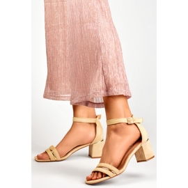 Sandalias de mujer beige con tacón bajo y cierre al tobillo 4