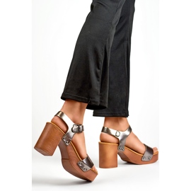 Sandalias metalizadas con tacón plataforma de madera. 1
