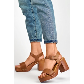 Sandalias marrones con tacón plataforma de madera marrón 2