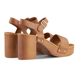 Sandalias marrones con tacón plataforma de madera marrón 1