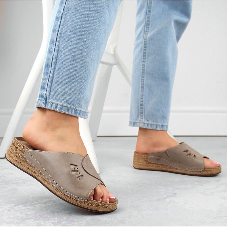Sandalias cuña mujer cómodas en piel color beige Helios 137.02 2
