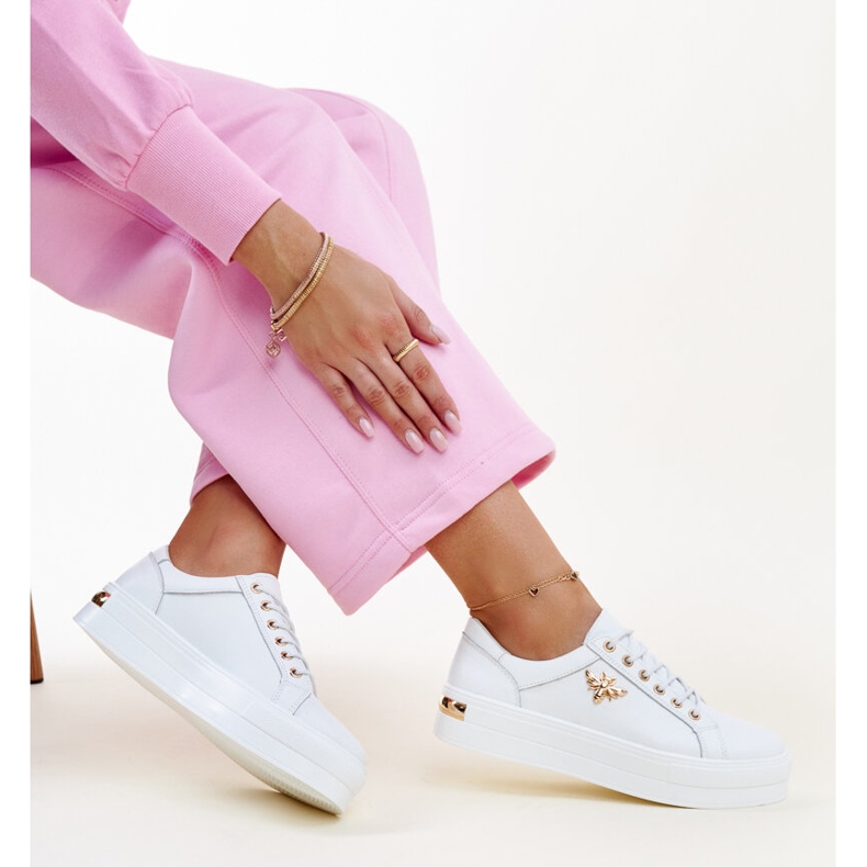 Deportivas de piel blanca con suela gruesa de Mikka. blanco 1