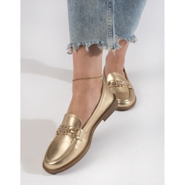 Mocasines dorados de mujer con estilo. 2
