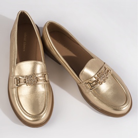Mocasines dorados de mujer con estilo. 1