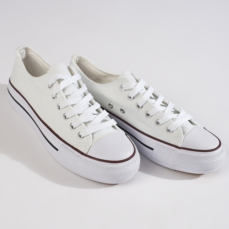 Zapatillas blancas de mujer en la plataforma. blanco 1