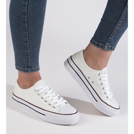 Zapatillas blancas de mujer en la plataforma. blanco 3