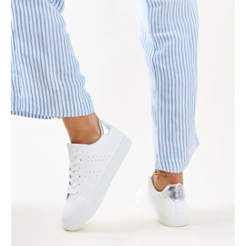 Zapatillas Akila blancas y plateadas. blanco 3