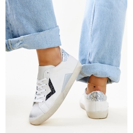 Deportivas blancas con efecto desgastado de Gombola blanco 2