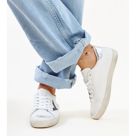 Deportivas blancas con efecto desgastado de Gombola blanco 3