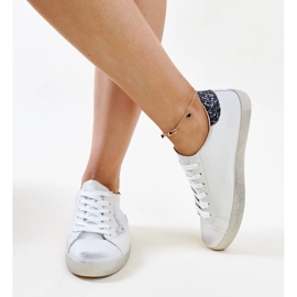Deportivas blancas con efecto desgastado de Gombola blanco 2