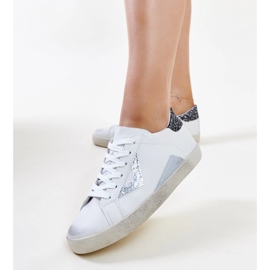Deportivas blancas con efecto desgastado de Gombola blanco 3
