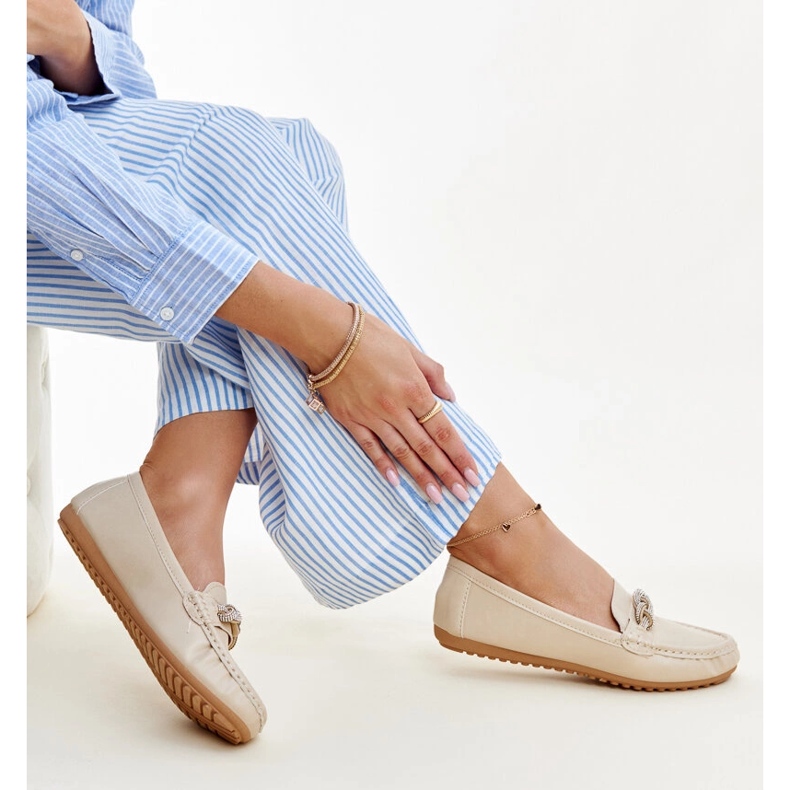 Mocasines beige decorados con pedrería Adiba 1 Mocasines beige decorados con pedrería Adiba 1