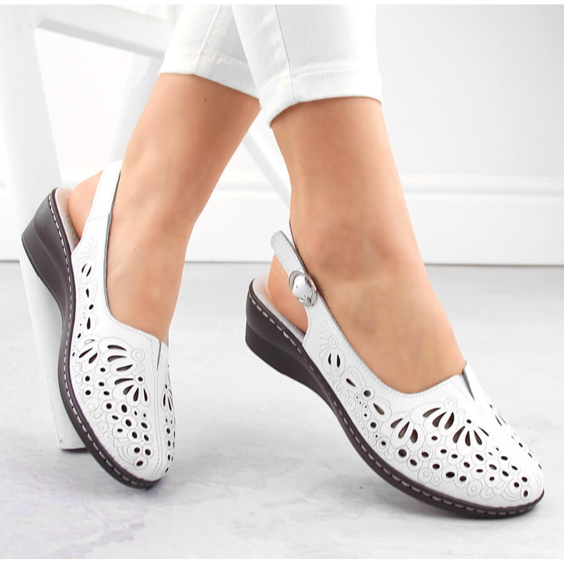 Sandalias de mujer cómodas de piel totalmente caladas, blanco, T.Sokolski L24-27 1