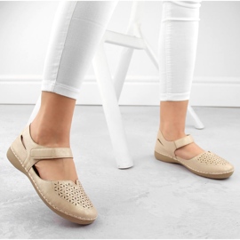 Sandalias cómodas de mujer caladas integrales beige eVento 7253 2