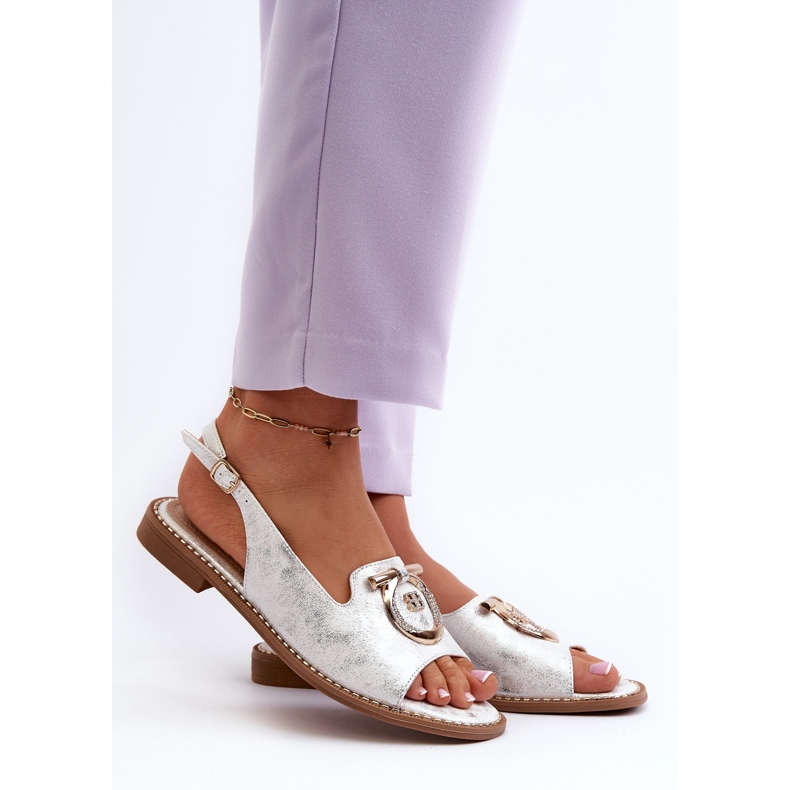 Sandalias de mujer elegantes con decoración dorada en tacones planos, plateado S.Barski KV27-053 plata 2