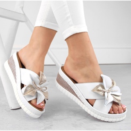 Pantuflas mujer cómodas de piel con cuña y flor, blanco Artiker 54C0537 1