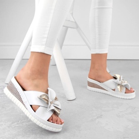 Pantuflas mujer cómodas de piel con cuña y flor, blanco Artiker 54C0537 2