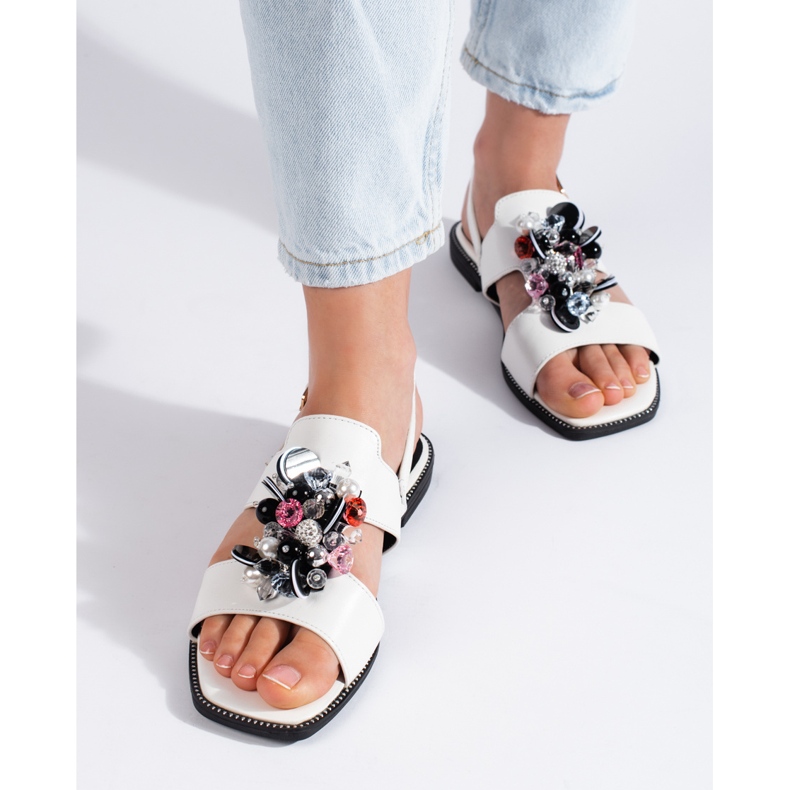 Sandalias de mujer blancas con adorno. blanco 1