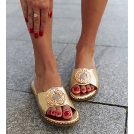 Chanclas doradas con aplicación de piel de Buenas dorado 1
