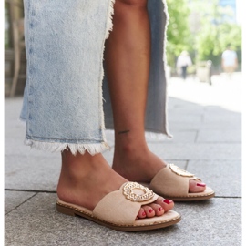 Chanclas beige con aplicación de piel de Buenas 1 Chanclas beige con aplicación de piel de Buenas 1