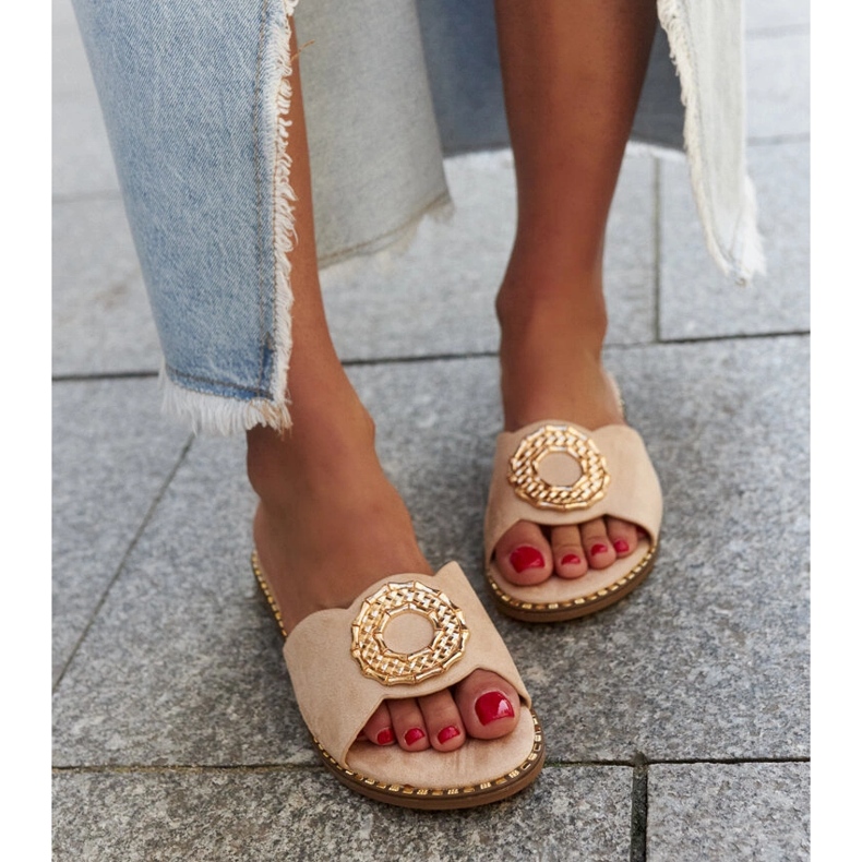 Chanclas beige con aplicación de piel de Buenas 2 Chanclas beige con aplicación de piel de Buenas 2