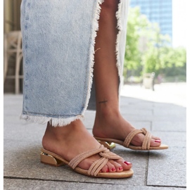 Chanclas beige de tacón bajo decoradas con pedrería Ulma 1