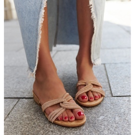Chanclas beige de tacón bajo decoradas con pedrería Ulma 2 Chanclas beige de tacón bajo decoradas con pedrería Ulma 2