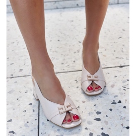 Sandalias beige con aplicación de piel de Totana 1