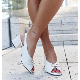 Sandalias blancas con plantilla de piel de Totana. blanco 1