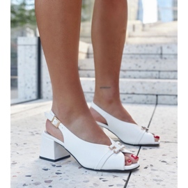 Sandalias blancas con plantilla de piel de Totana. blanco 2