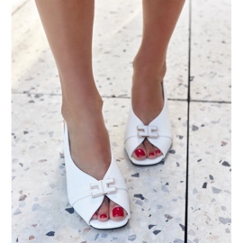 Sandalias blancas con plantilla de piel de Totana. blanco 5