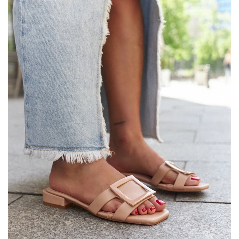 Chanclas beige con aplicación de piel Wilia 1 Chanclas beige con aplicación de piel Wilia 1