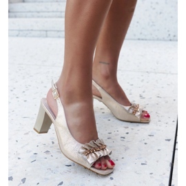 Sandalias mukaram de tacón con volante decorativo beige 1