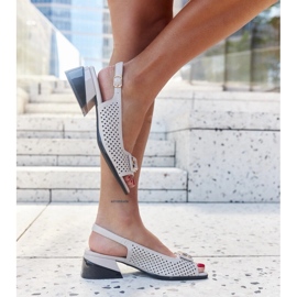 Sandalias caladas sobre un enorme bloque Sajida. gris 2