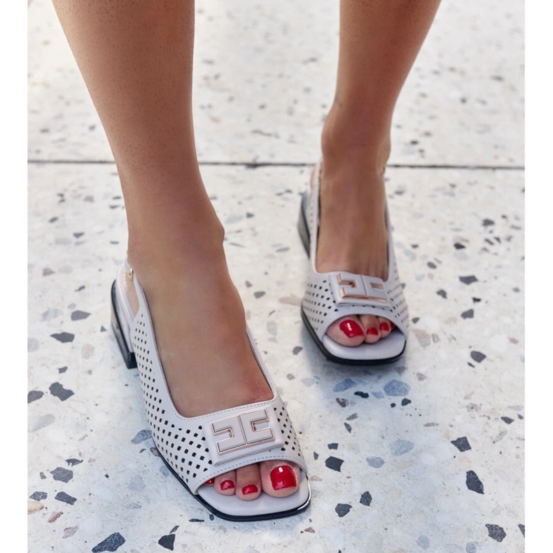 Sandalias caladas sobre un enorme bloque Sajida. gris 1