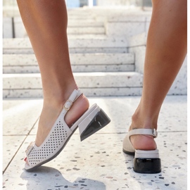 Sandalias caladas sobre un enorme bloque Sajida. gris 4