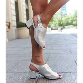 Sandalias de tacón perforadas con plantilla de piel Lia plata 1