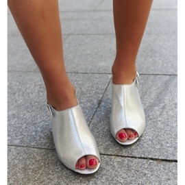 Sandalias de tacón perforadas con plantilla de piel Lia plata 2