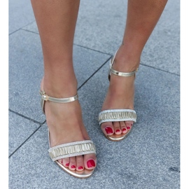 Sandalias de tacón decoradas con pedrería Cristiana. dorado 4